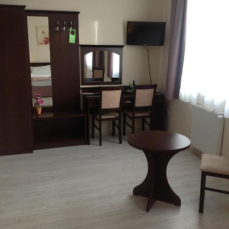 Hotel Feniks Γκνιέζνο Εξωτερικό φωτογραφία