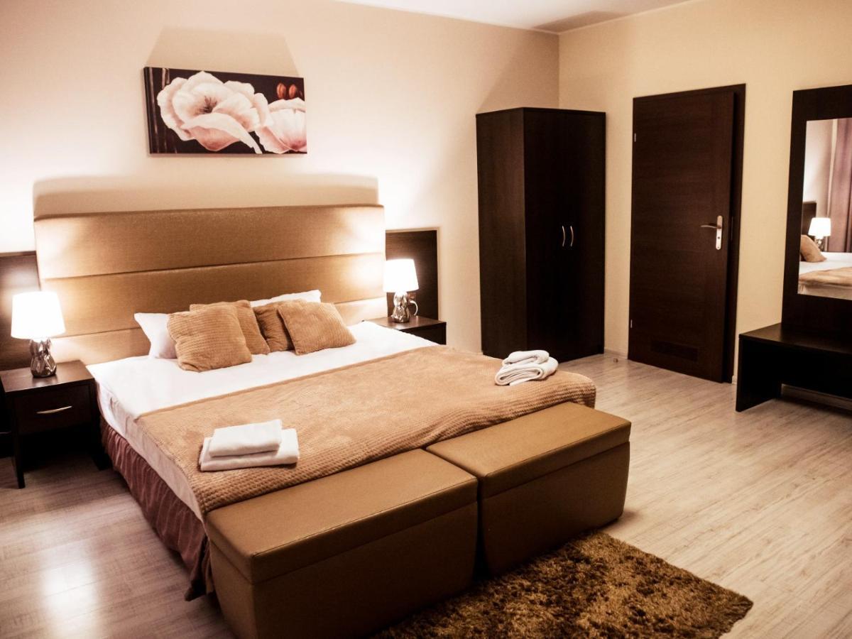Hotel Feniks Γκνιέζνο Εξωτερικό φωτογραφία