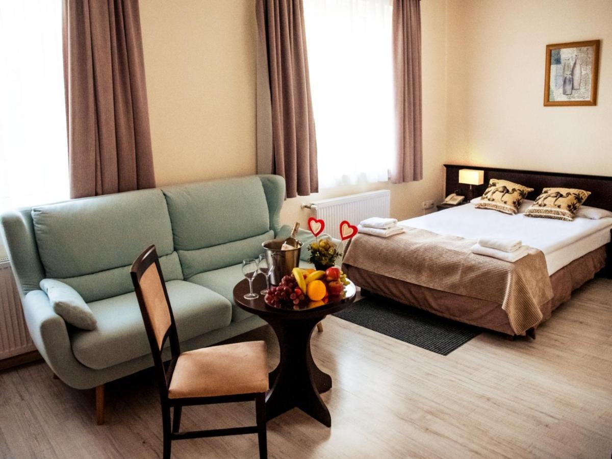 Hotel Feniks Γκνιέζνο Εξωτερικό φωτογραφία