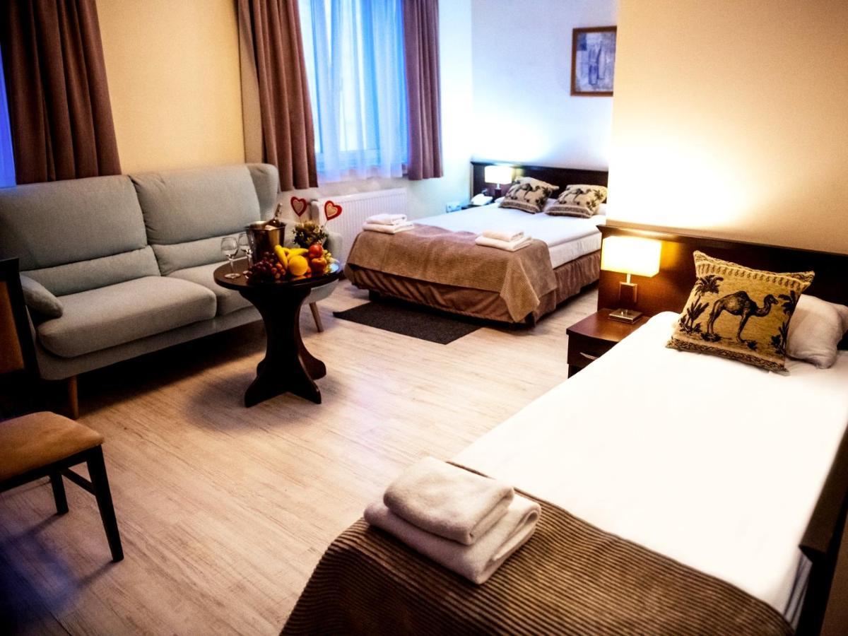 Hotel Feniks Γκνιέζνο Εξωτερικό φωτογραφία
