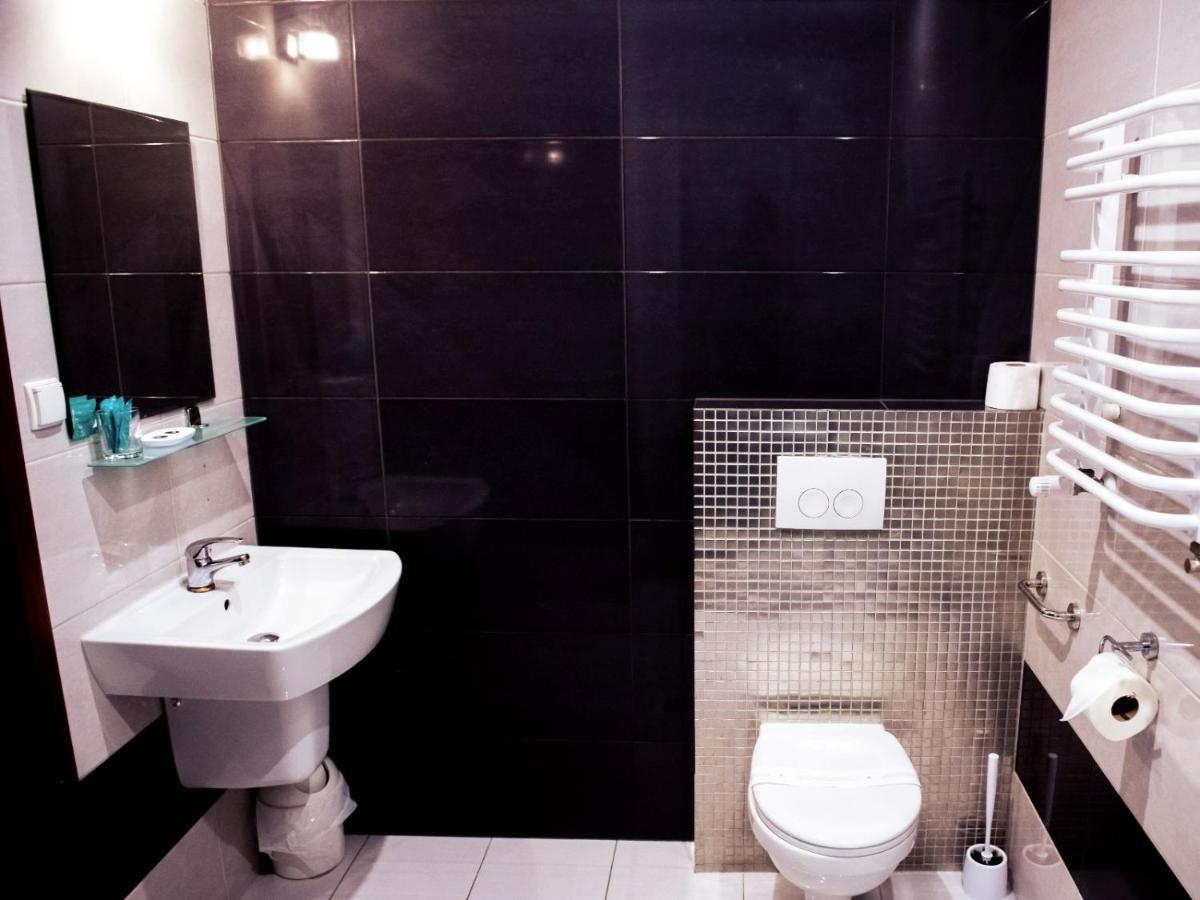 Hotel Feniks Γκνιέζνο Εξωτερικό φωτογραφία