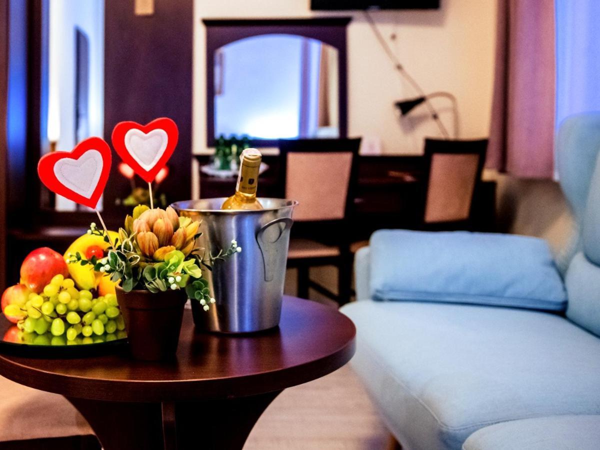 Hotel Feniks Γκνιέζνο Εξωτερικό φωτογραφία