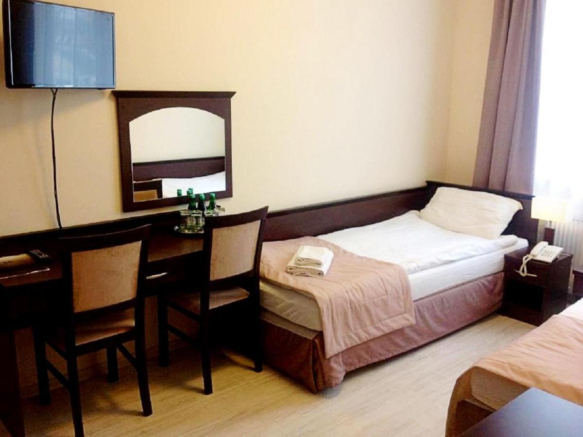 Hotel Feniks Γκνιέζνο Εξωτερικό φωτογραφία