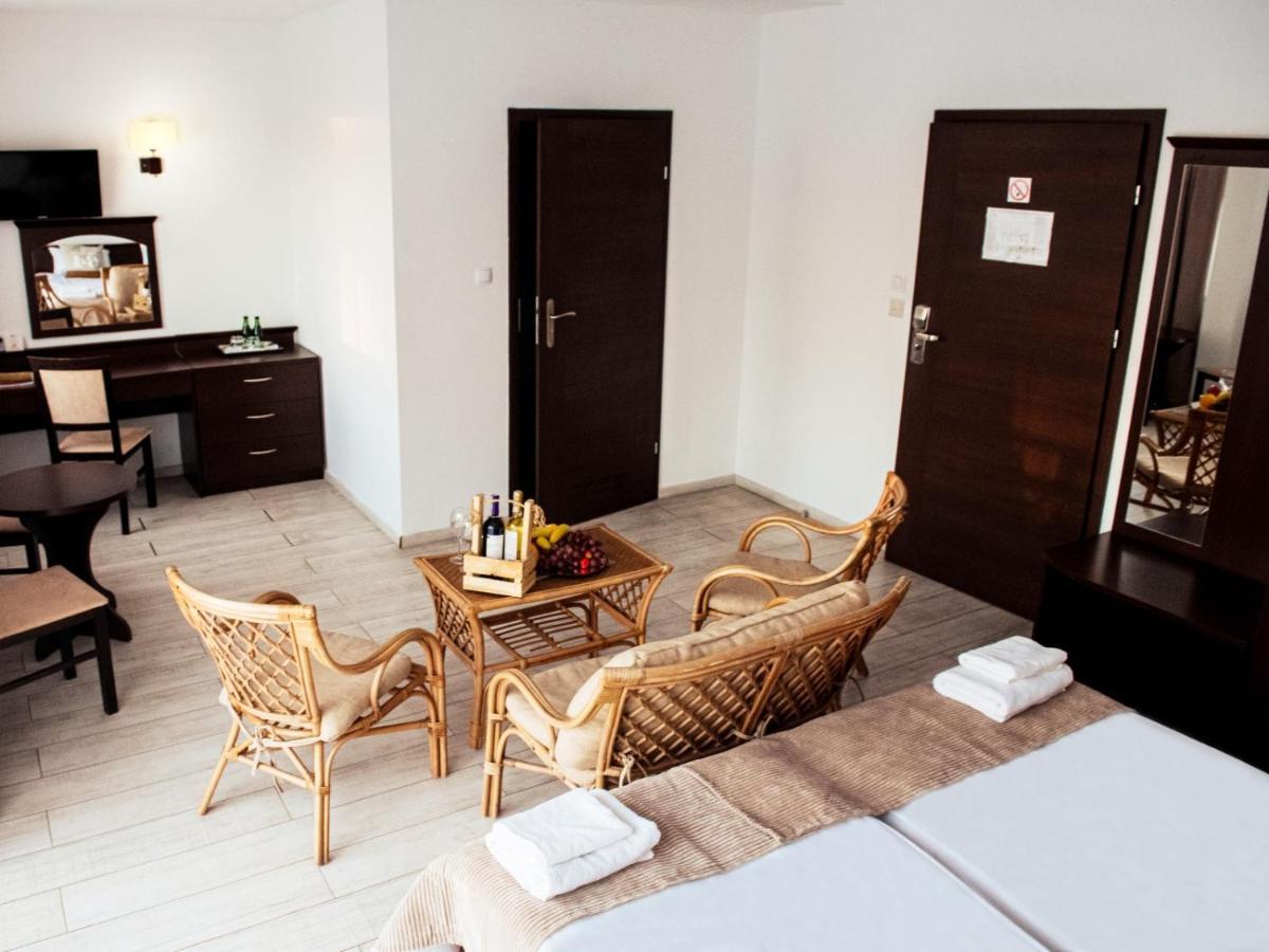 Hotel Feniks Γκνιέζνο Εξωτερικό φωτογραφία