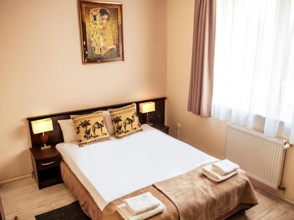 Hotel Feniks Γκνιέζνο Εξωτερικό φωτογραφία