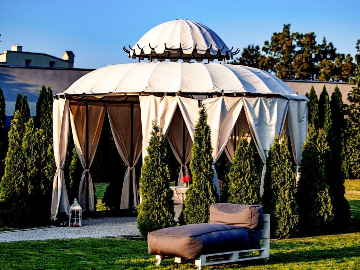 Hotel Feniks Γκνιέζνο Εξωτερικό φωτογραφία