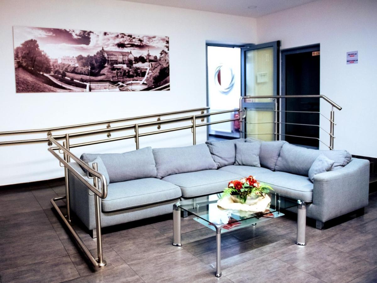 Hotel Feniks Γκνιέζνο Εξωτερικό φωτογραφία