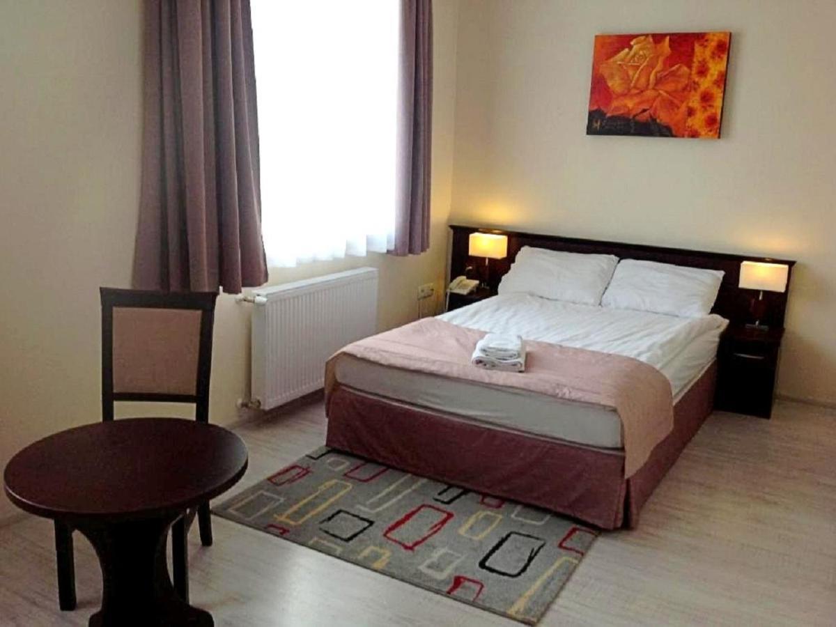 Hotel Feniks Γκνιέζνο Εξωτερικό φωτογραφία