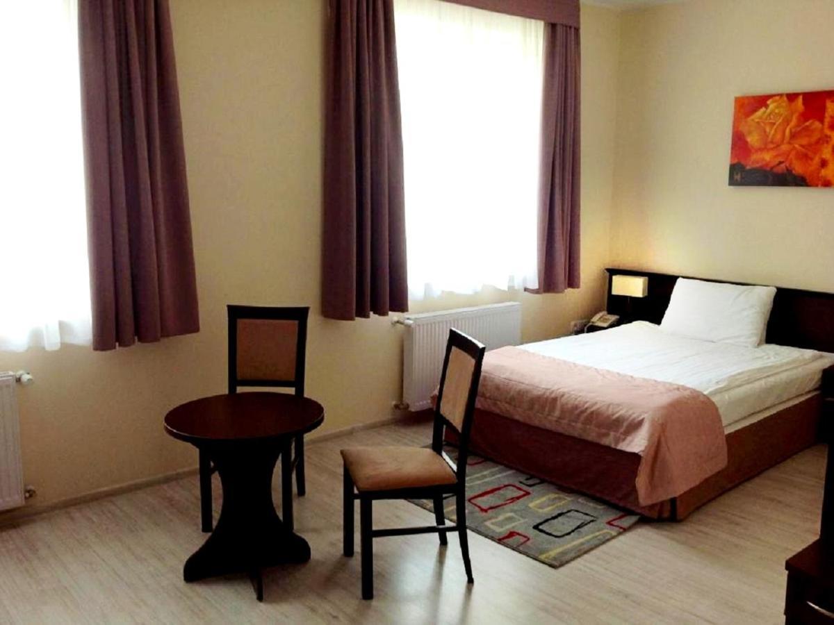 Hotel Feniks Γκνιέζνο Εξωτερικό φωτογραφία