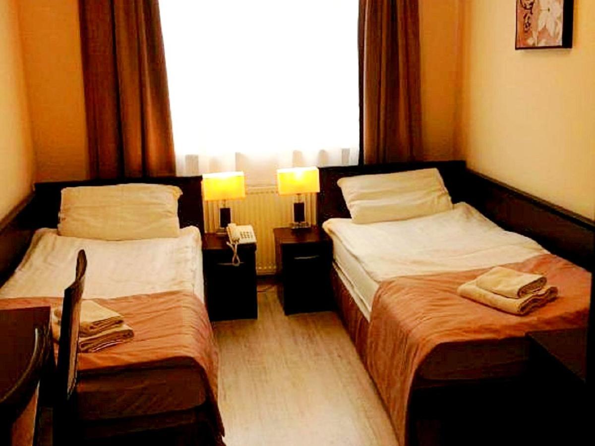 Hotel Feniks Γκνιέζνο Εξωτερικό φωτογραφία