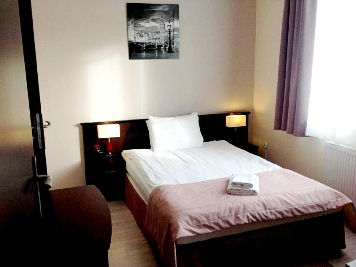 Hotel Feniks Γκνιέζνο Εξωτερικό φωτογραφία