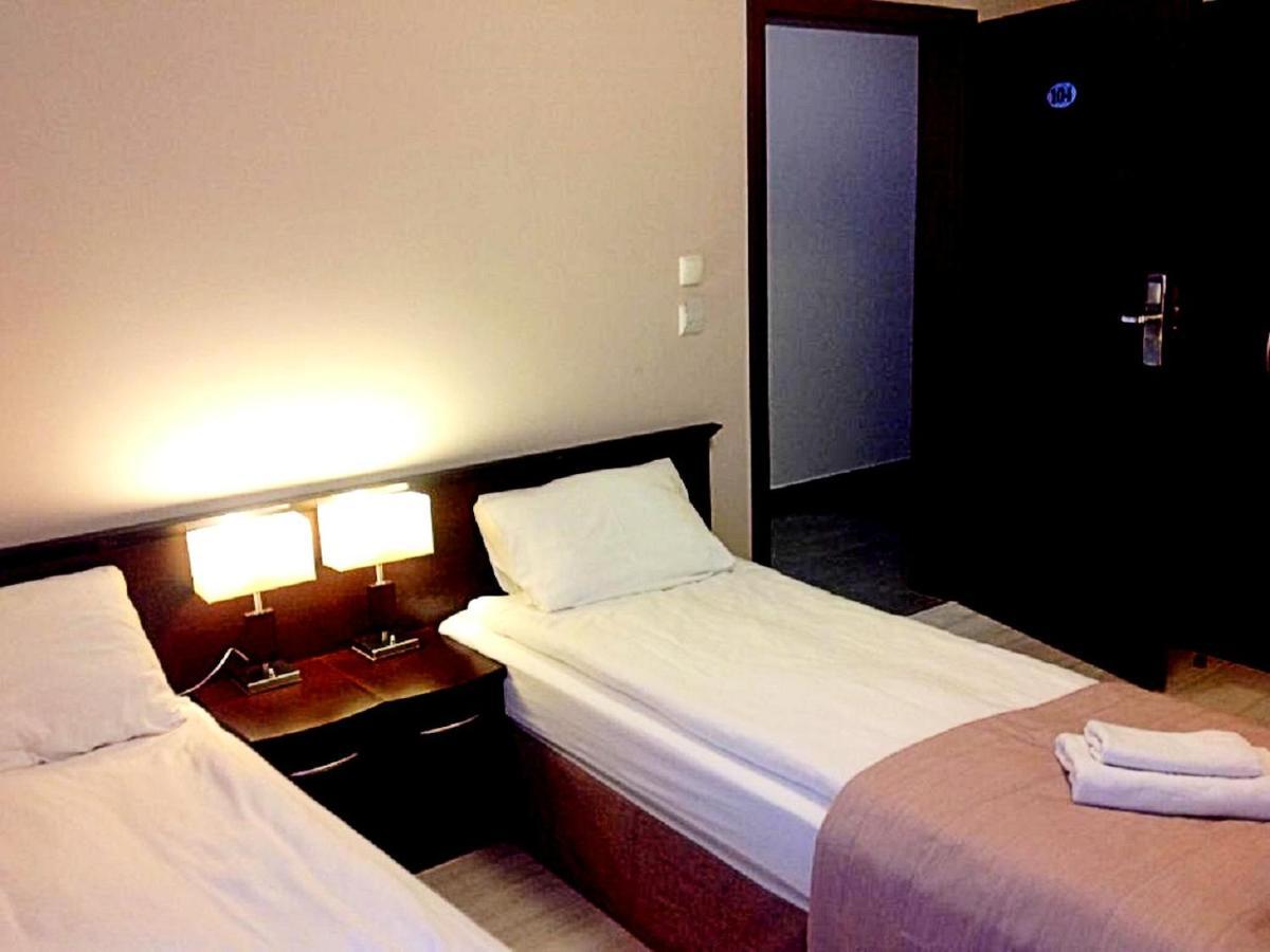 Hotel Feniks Γκνιέζνο Εξωτερικό φωτογραφία