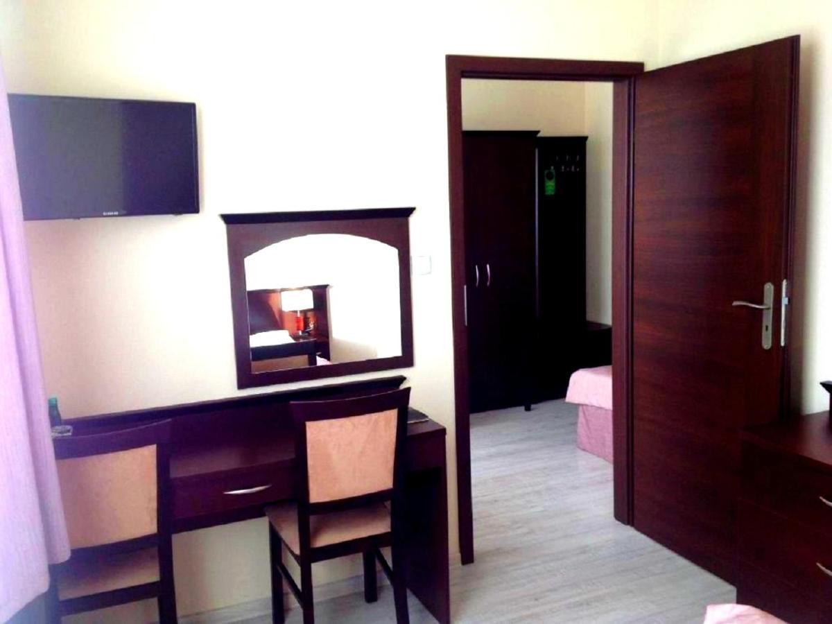 Hotel Feniks Γκνιέζνο Εξωτερικό φωτογραφία