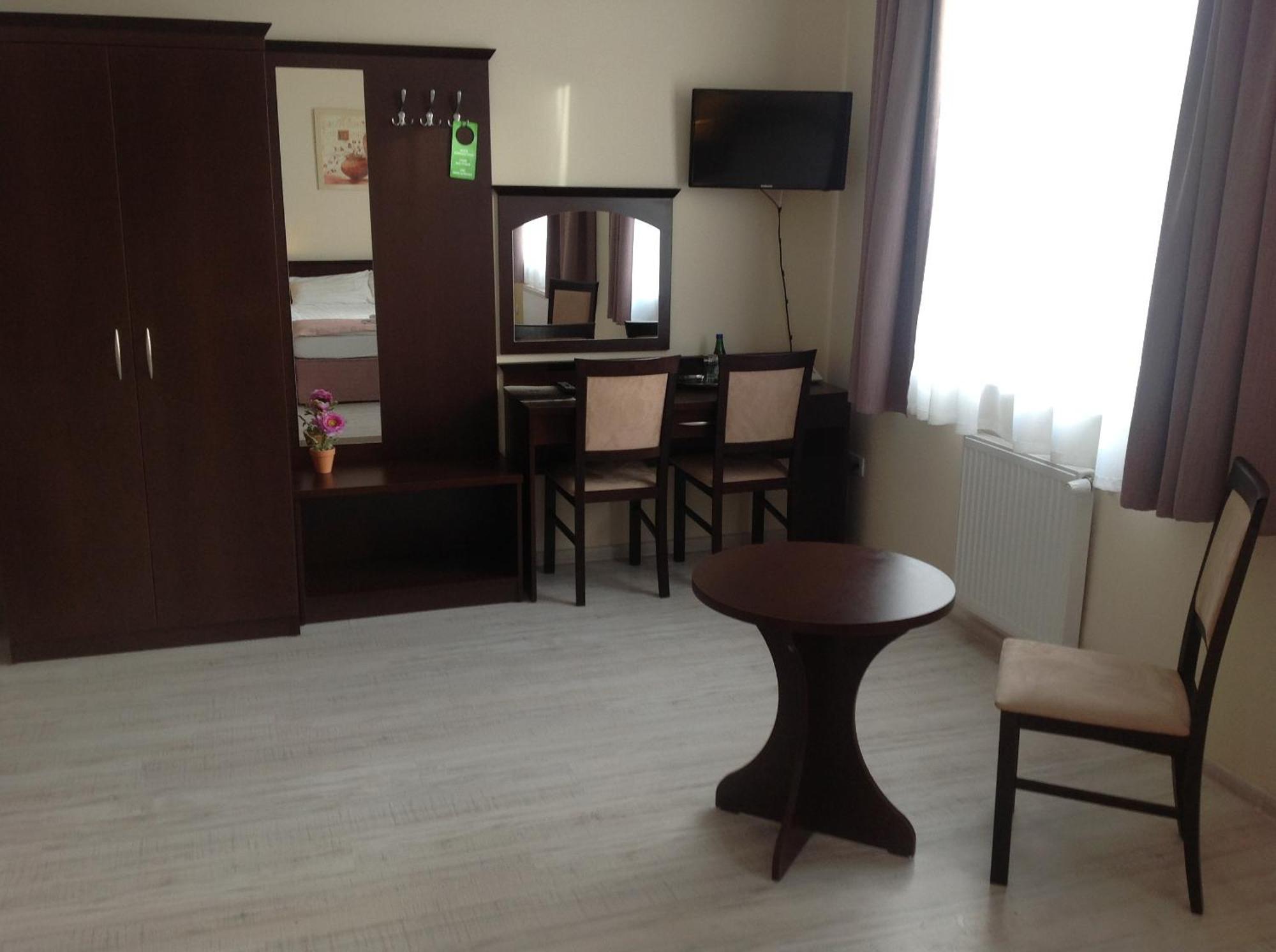 Hotel Feniks Γκνιέζνο Εξωτερικό φωτογραφία