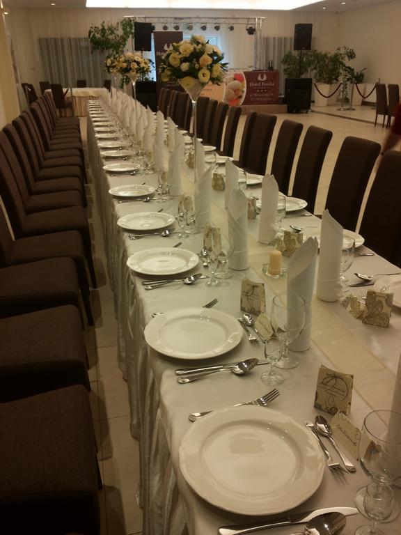 Hotel Feniks Γκνιέζνο Εξωτερικό φωτογραφία
