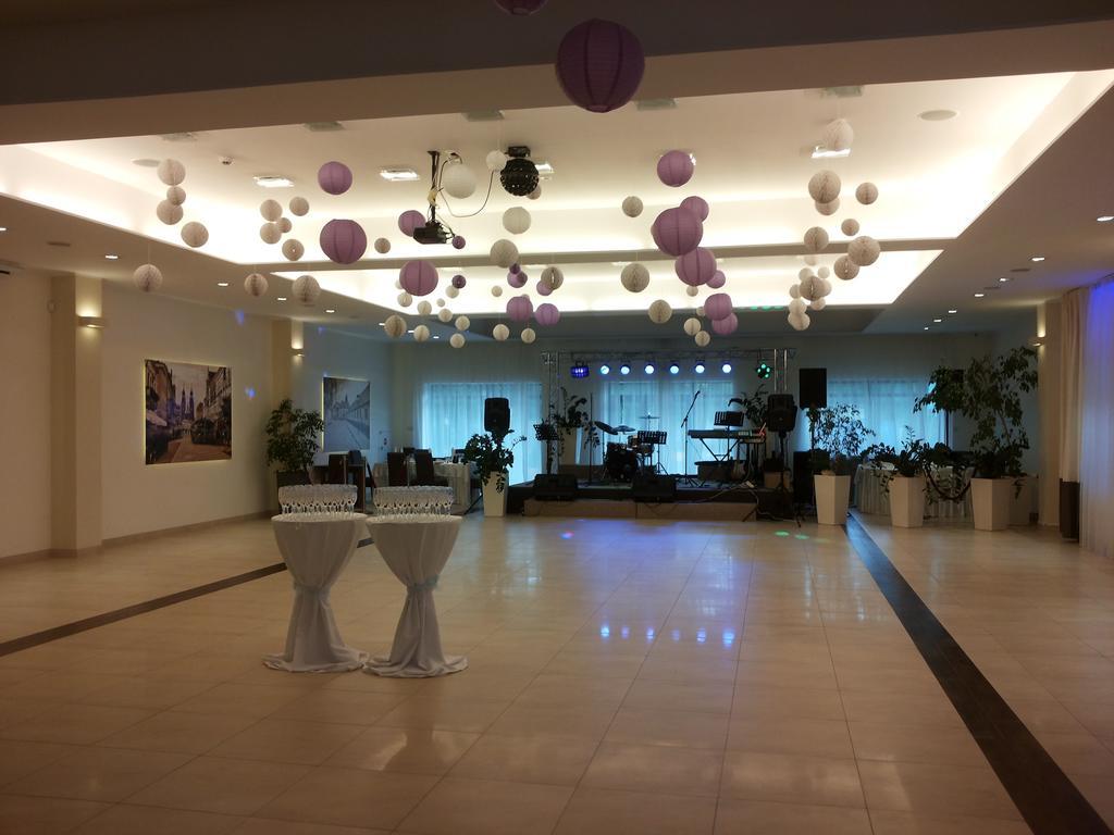 Hotel Feniks Γκνιέζνο Εξωτερικό φωτογραφία