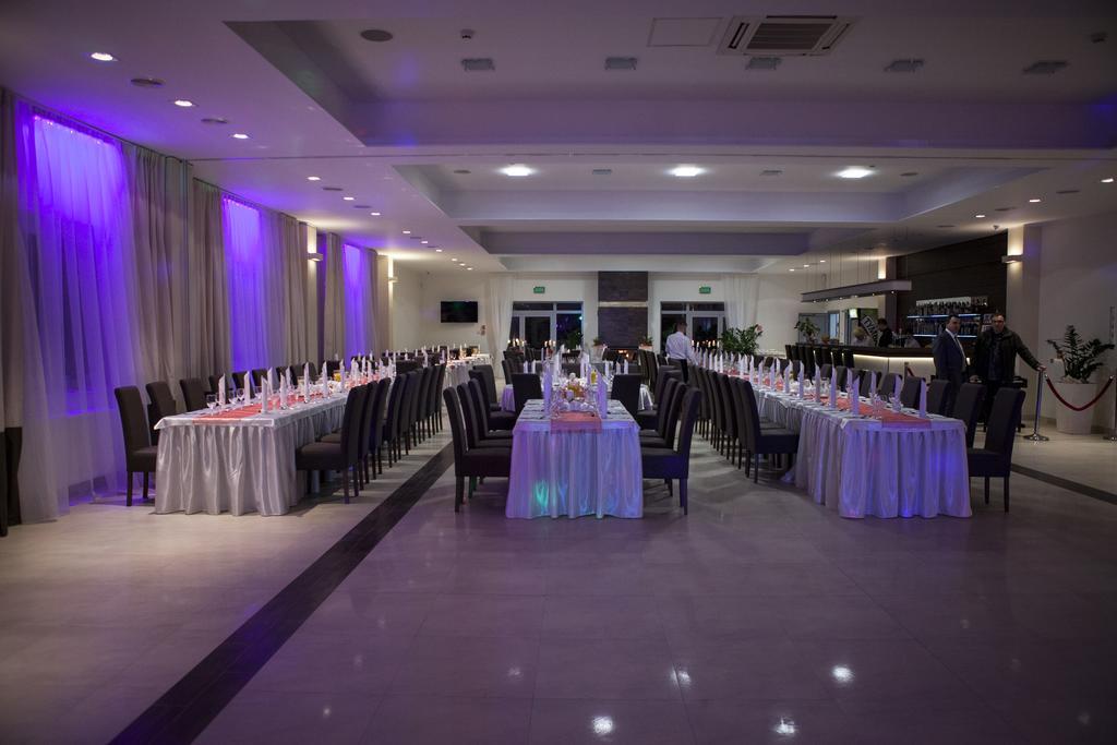 Hotel Feniks Γκνιέζνο Εξωτερικό φωτογραφία