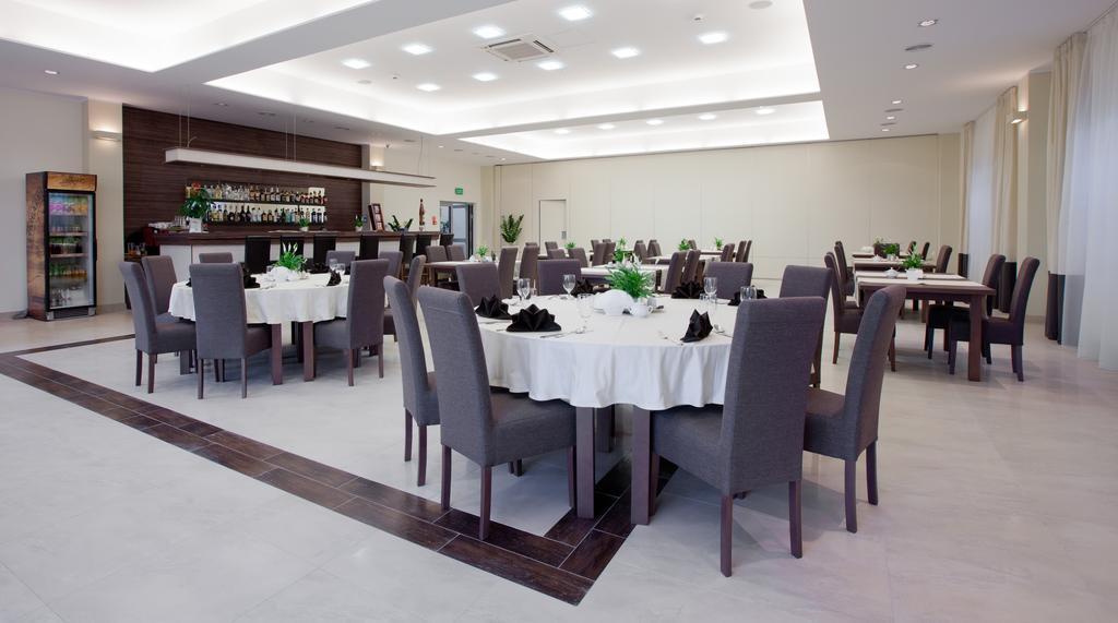 Hotel Feniks Γκνιέζνο Εξωτερικό φωτογραφία
